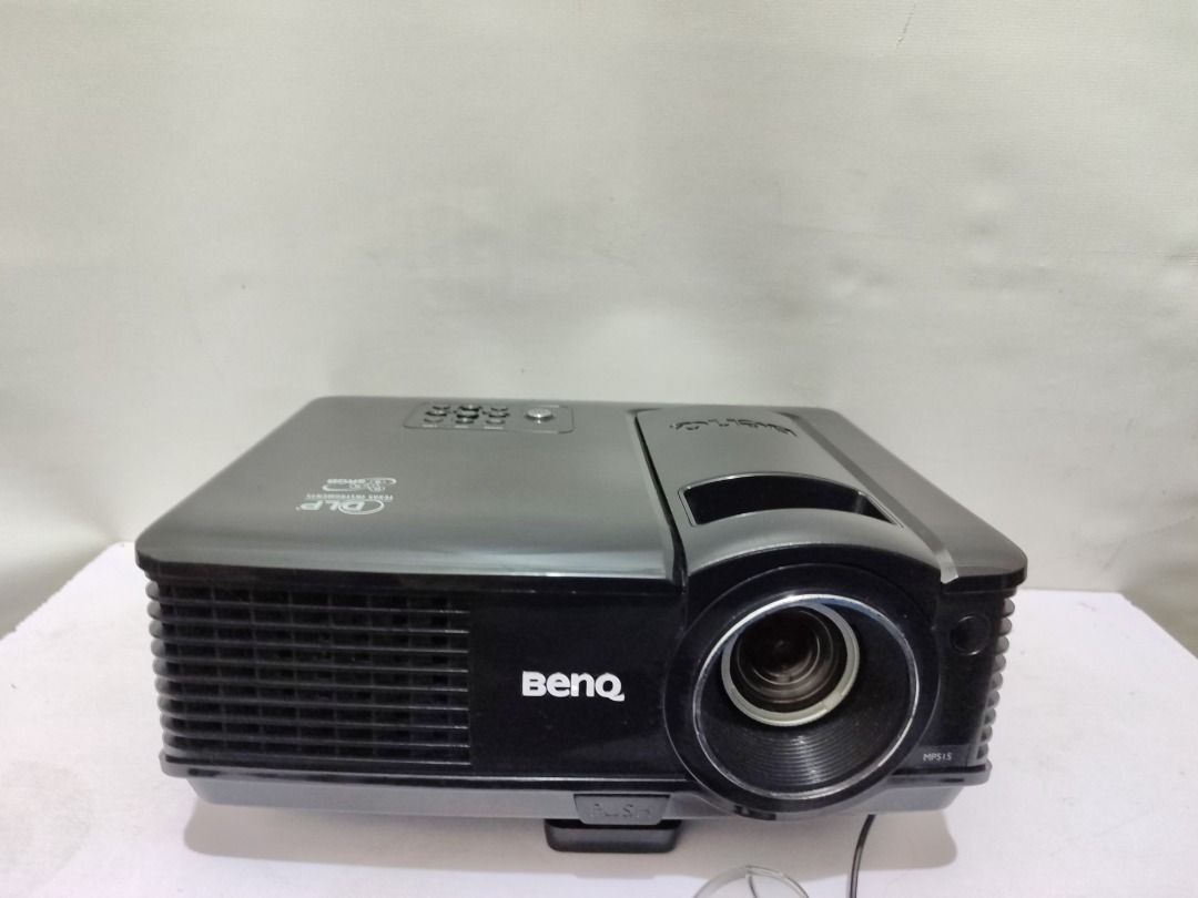 BENQ Projectior with issue (Category: Projectors) located in Makati City. Submitted by glempol-1 (Listing ID 1321835798, Image 2). Description: NOt sure kung ano need palitan may black ang mismong output .