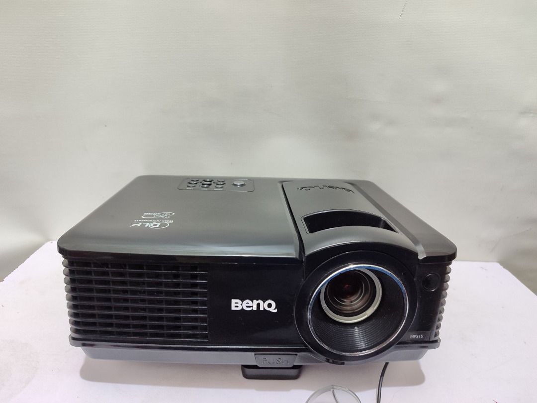 BENQ Projectior with issue (Category: Projectors) located in Makati City. Submitted by glempol-1 (Listing ID 1321835798, Image 1). Description: NOt sure kung ano need palitan may black ang mismong output .