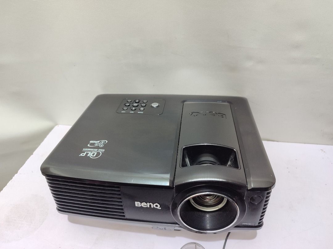 BENQ Projectior with issue (Category: Projectors) located in Makati City. Submitted by glempol-1 (Listing ID 1321835798, Image 3). Description: NOt sure kung ano need palitan may black ang mismong output .