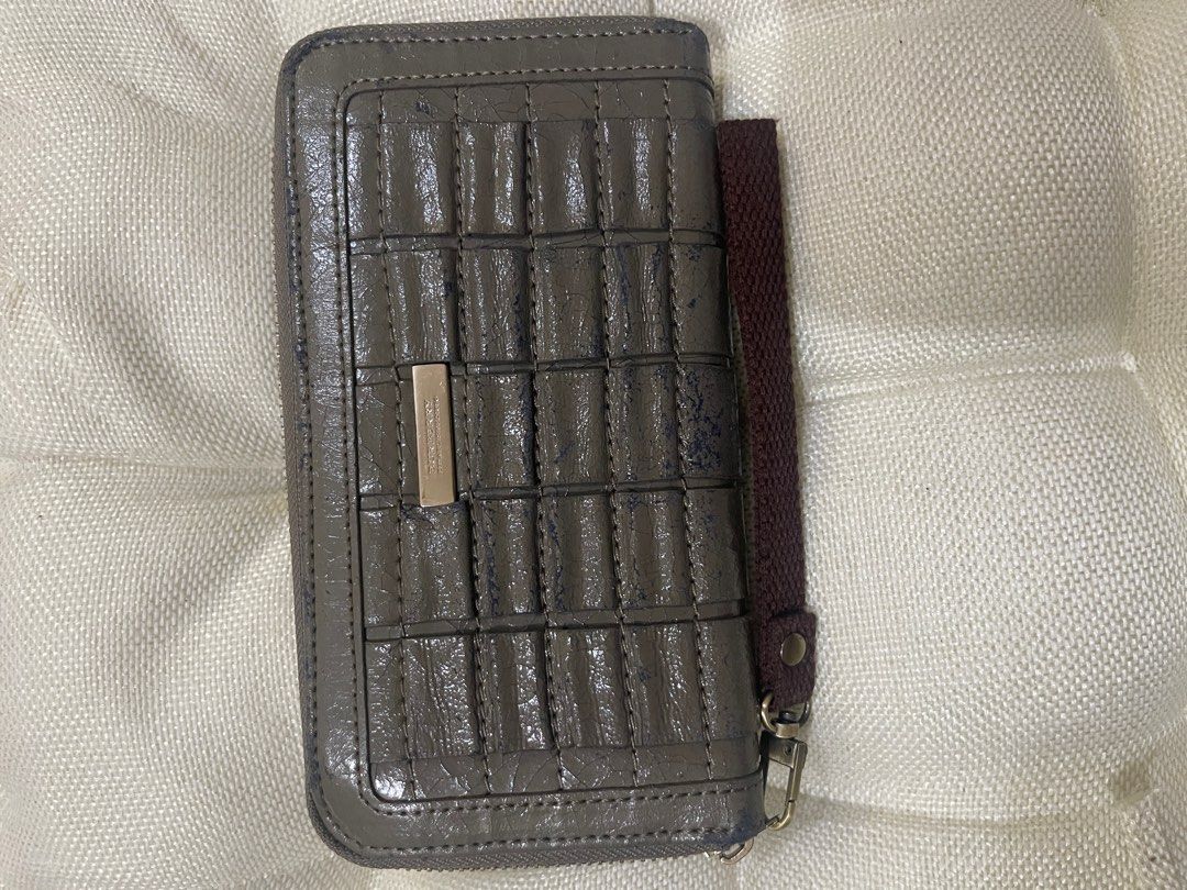 Burberry Wallet (Category: Wallets & Card holders) located in Manila. Submitted by vanitynook (Listing ID 1321961630, Image 1). Description: Gray wallet.