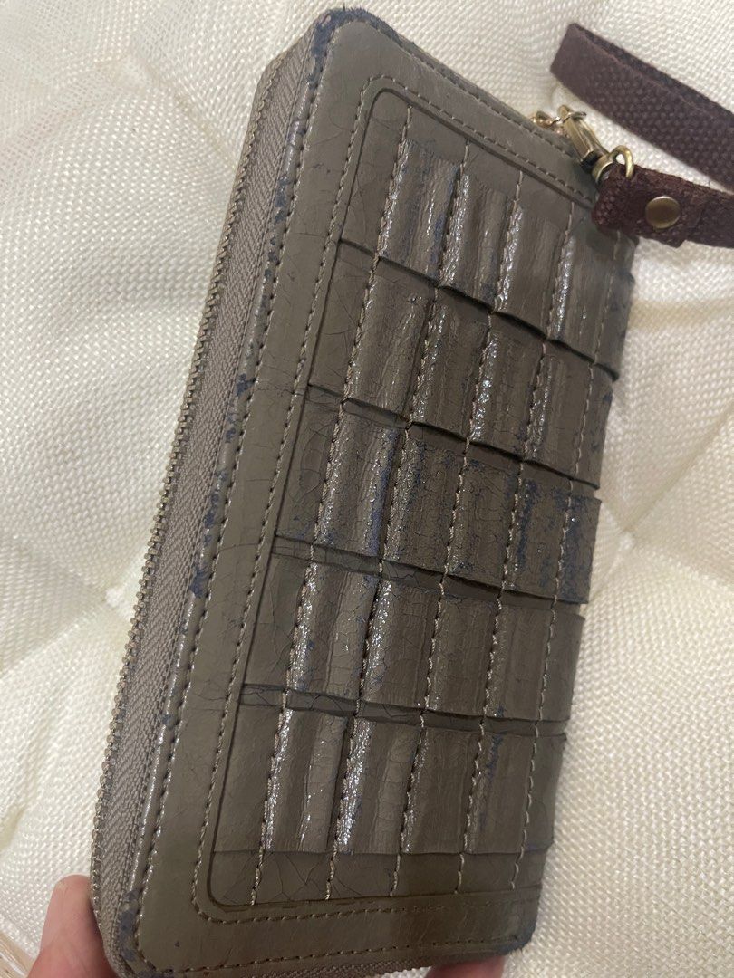 Burberry Wallet (Category: Wallets & Card holders) located in Manila. Submitted by vanitynook (Listing ID 1321961630, Image 3). Description: Gray wallet.