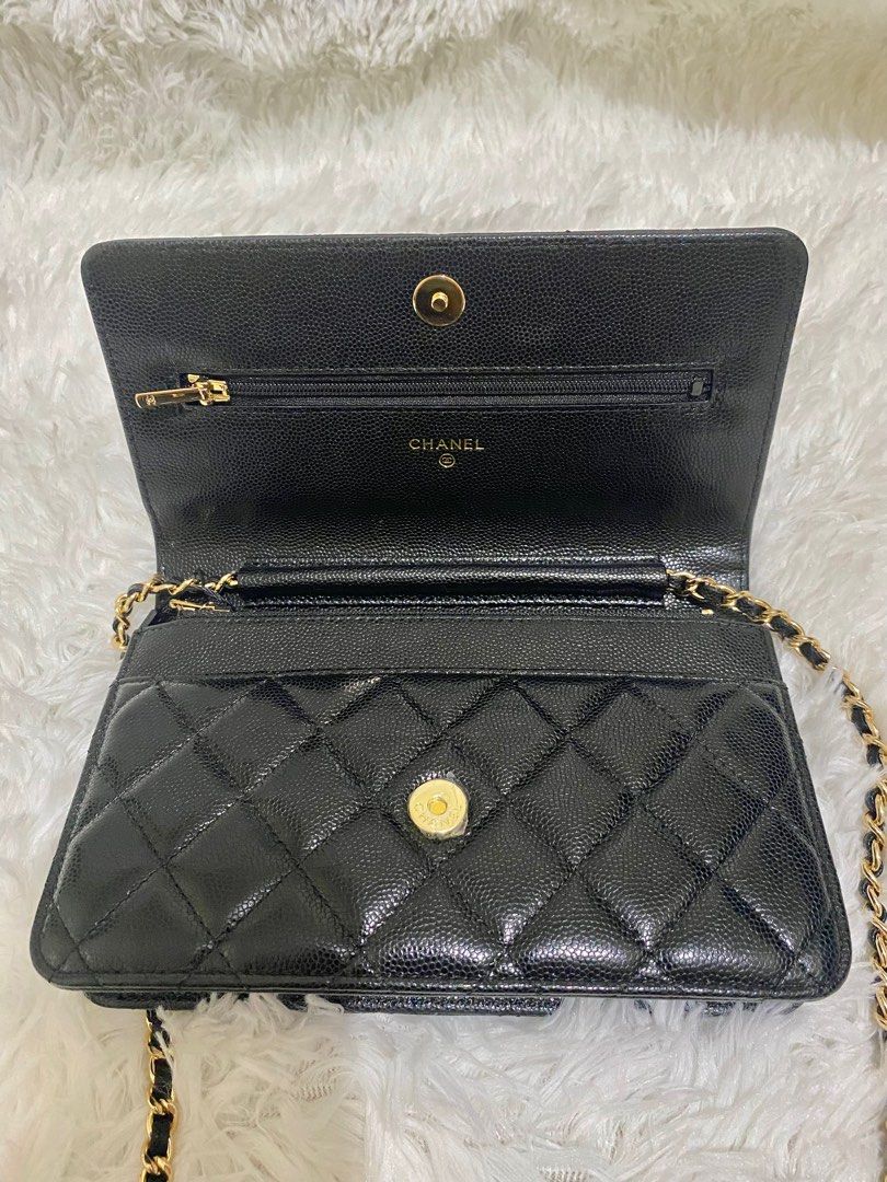 C WOC in Genuine Caviar Leather (Category: Luxury Bags & Wallets) located in Makati City. Submitted by secondlyf (Listing ID 1321934620, Image 3). Description: Genuine Caviar leather Gold hardware Crossbody bag or clutch Super nice! Nothing to explain. Delivery fee will be shouldered by the buyer. .