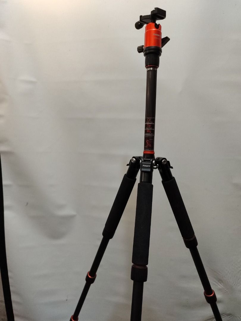 FOTOPRO Carbon Fiber Tripod (Category: Tripods & Monopods) located in Makati City. Submitted by glempol-1 (Listing ID 1321832839, Image 1). Description: Real carbon fiber material NO issue slightly used for heavy-duty light weight, very convenient to carry and used quick released plate .