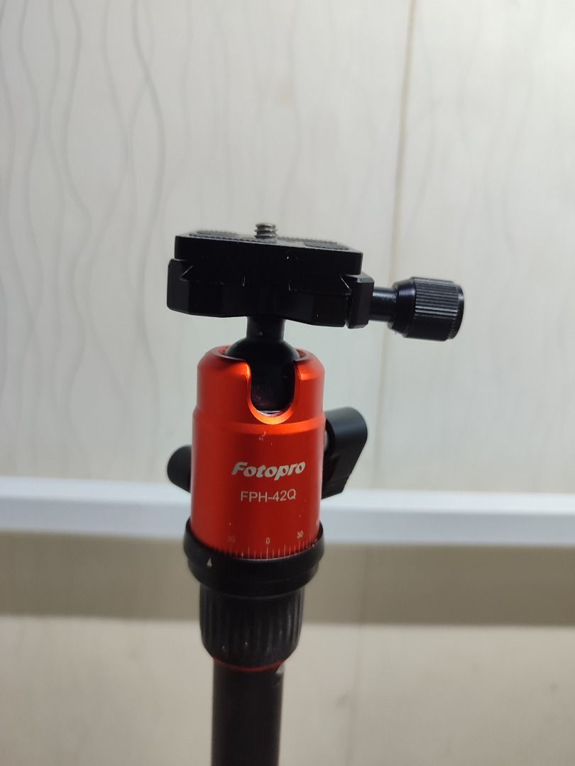 FOTOPRO Carbon Fiber Tripod (Category: Tripods & Monopods) located in Makati City. Submitted by glempol-1 (Listing ID 1321832839, Image 3). Description: Real carbon fiber material NO issue slightly used for heavy-duty light weight, very convenient to carry and used quick released plate .