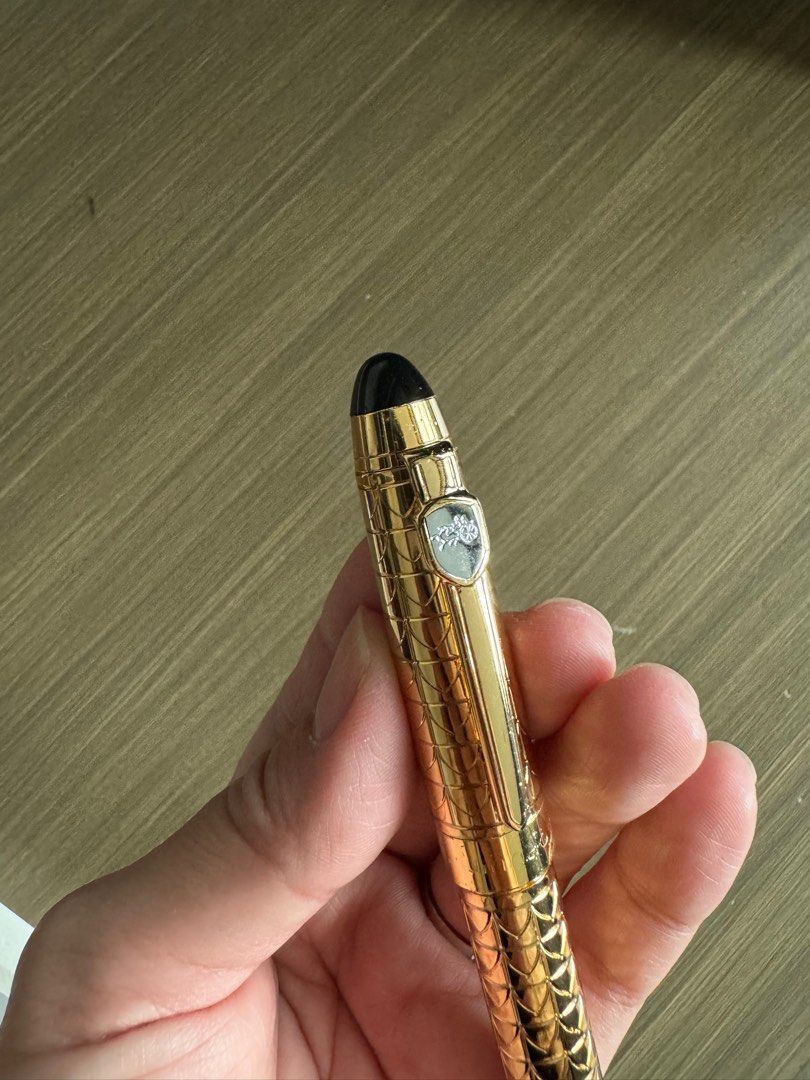 Gold fountain pen (Category: Stationery & School Supplies) located in San Juan City. Submitted by steffchua (Listing ID 1321866743, Image 3). Description: Jinhao brand Perfect condition No ink.