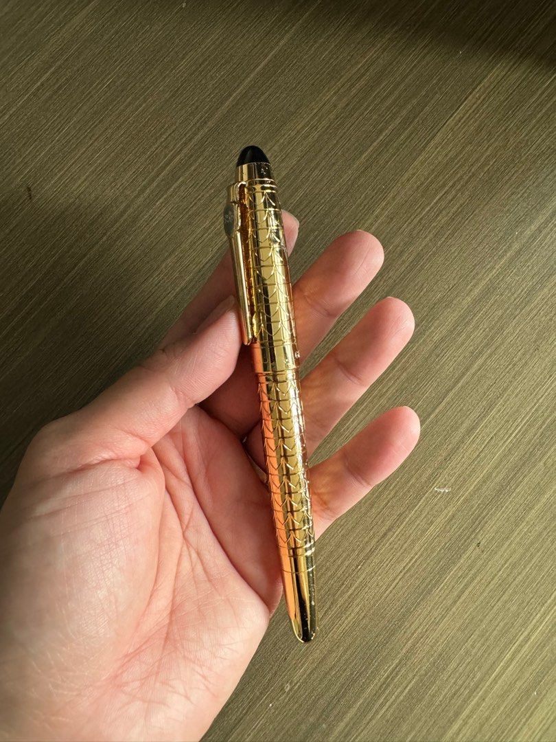 Gold fountain pen (Category: Stationery & School Supplies) located in San Juan City. Submitted by steffchua (Listing ID 1321866743, Image 2). Description: Jinhao brand Perfect condition No ink.