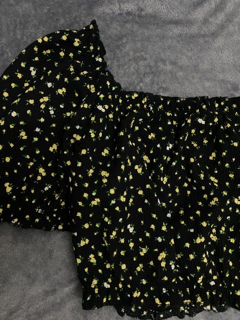 H&M Square neck puff-sleeved top (Category: Others Tops) located in Manila. Submitted by preloved_patch (Listing ID 1321959152, Image 2). Description: H&M Square neck puff-sleeved top - can fit small to medium frames - Very demure, very mindful, very cutesy😆🙂‍↕️ - fabric is nice and kinda airy - used twice - no flaws at all Rfs: decluttering! .