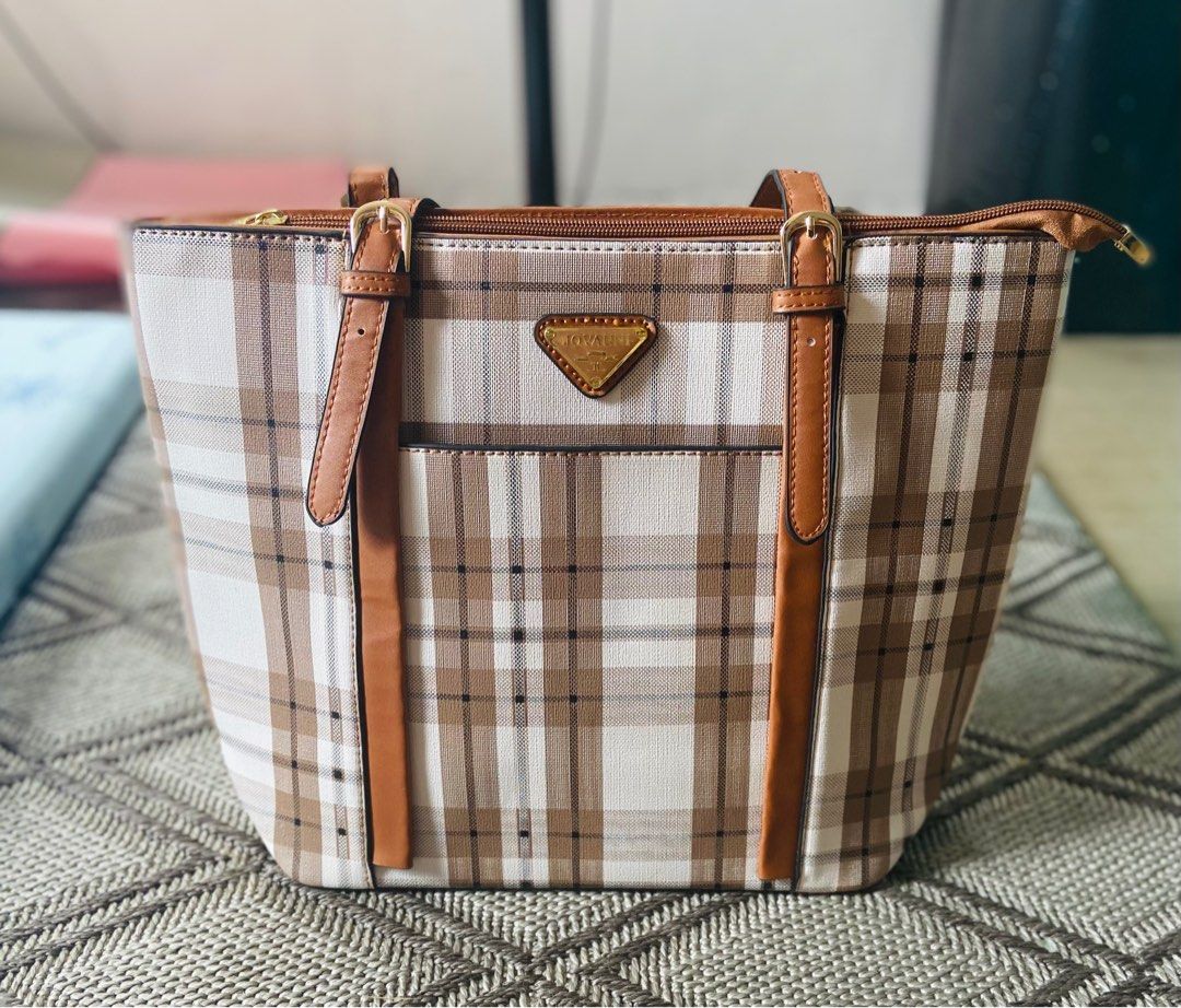 Jovanni Bag (Category: Luxury Bags & Wallets) located in Las Pinas. Submitted by mailoooooveszx (Listing ID 1321854717, Image 2). Description: Brand new. Super nice in actual..