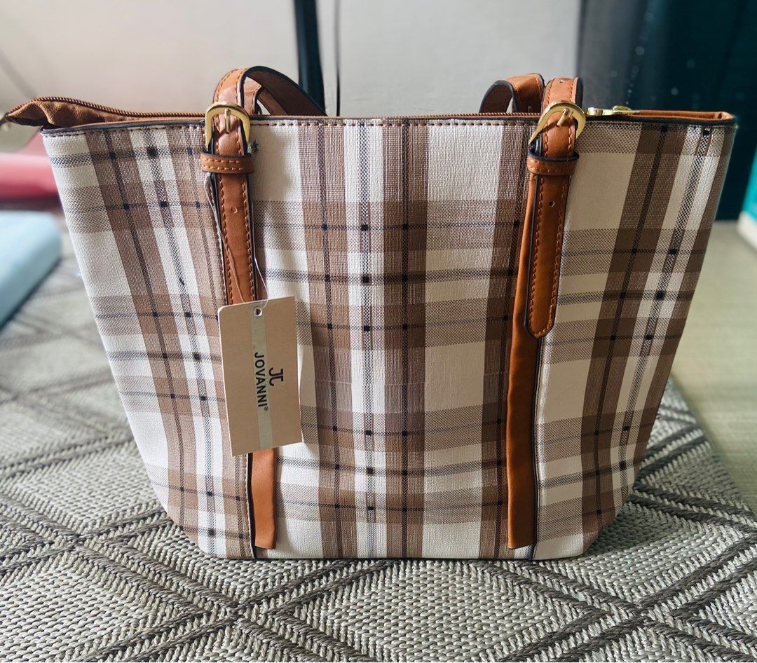 Jovanni Bag (Category: Luxury Bags & Wallets) located in Las Pinas. Submitted by mailoooooveszx (Listing ID 1321854717, Image 3). Description: Brand new. Super nice in actual..