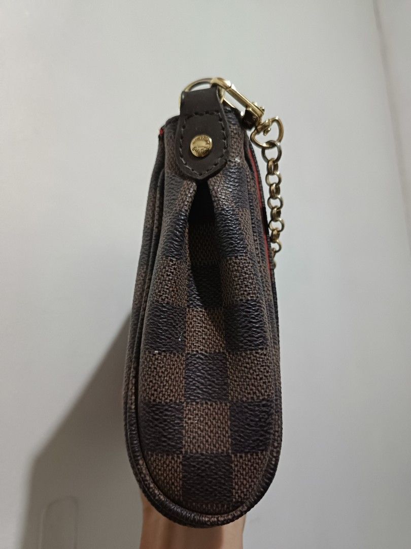 Louis Vuitton Damier Ebene Favorite MM (Category: Luxury Bags & Wallets) located in Malolos. Submitted by jerissemae (Listing ID 1321961565, Image 3). Description: Louis Vuitton Damier Ebene Favorite MM - RFS: nakatambak na lang. - no box. - no sling strap, nawala na. kaya hindi ma cross body na gamit, provide your own na lang. - not sure if original, will provide photos. Then you decide..