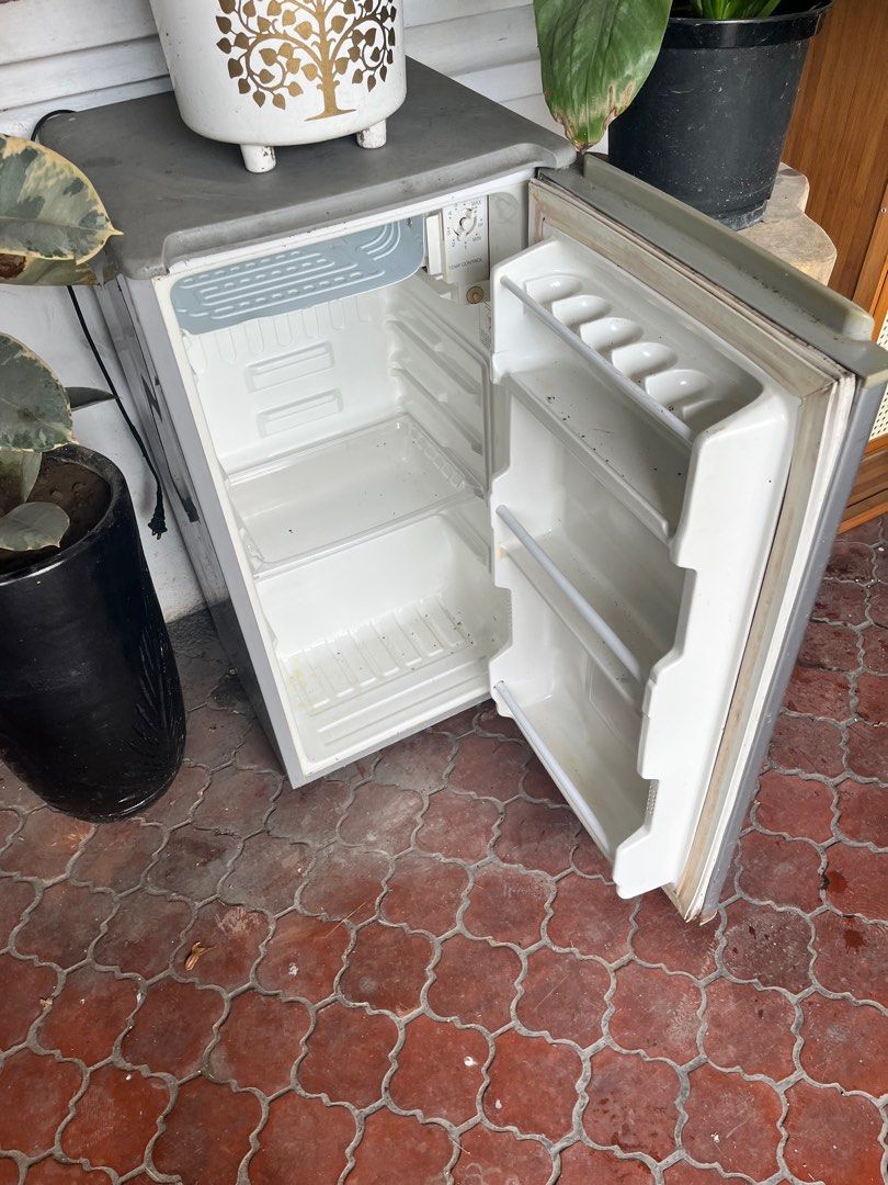 Pre loved personal refrigerator (Category: Refrigerators and Freezers) located in Makati City. Submitted by silentcat72 (Listing ID 1321830366, Image 2). Description: Sanyo personal ref As is where is See to appreciate. Chat to get home addy and for scheduling.