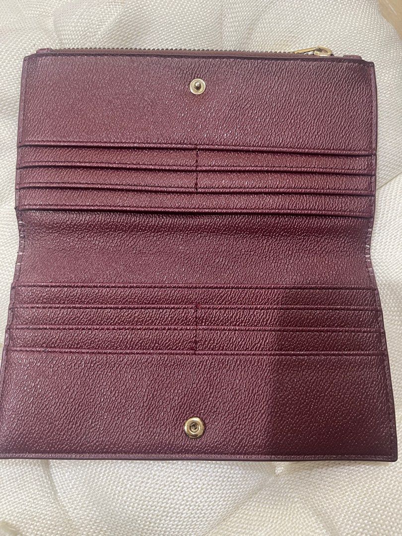 Pre loved bifold (Category: Wallets & Card holders) located in Manila. Submitted by vanitynook (Listing ID 1321959065, Image 3). Description: .