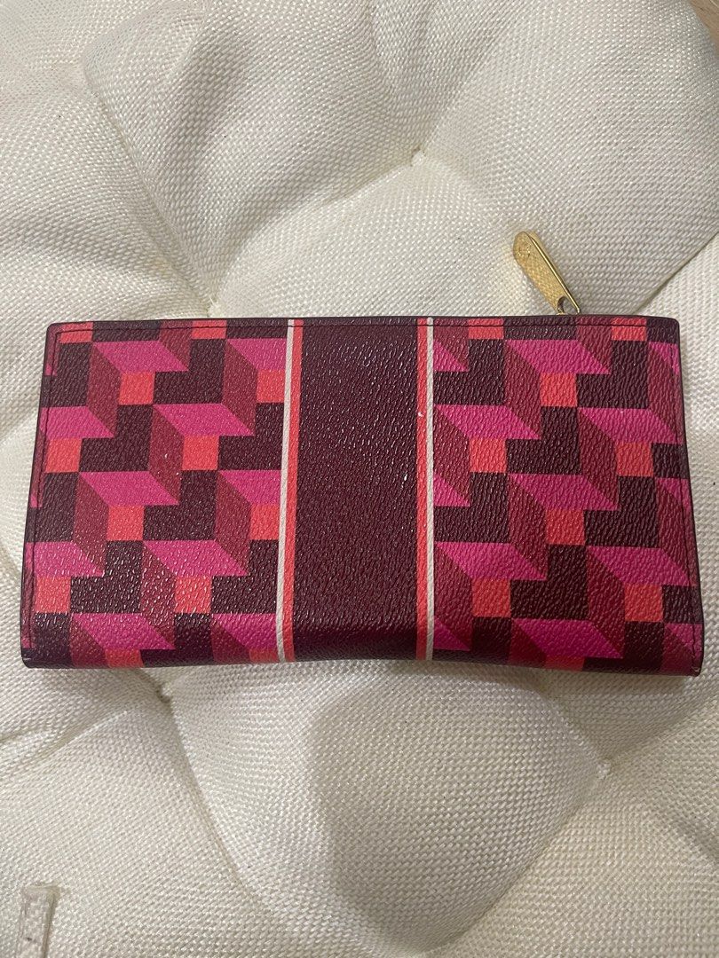 Pre loved bifold (Category: Wallets & Card holders) located in Manila. Submitted by vanitynook (Listing ID 1321959065, Image 2). Description: .
