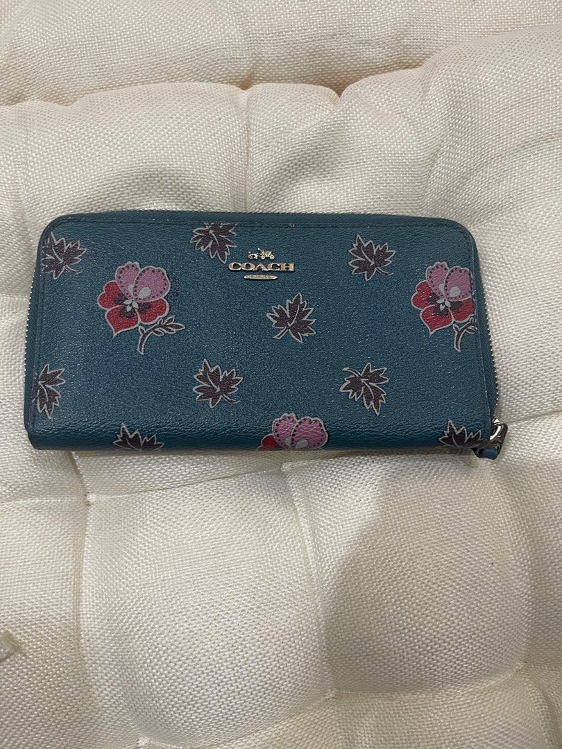 Pre loved Coach (Category: Wallets & Card holders) located in Manila. Submitted by vanitynook (Listing ID 1321959817, Image 1). Description: .