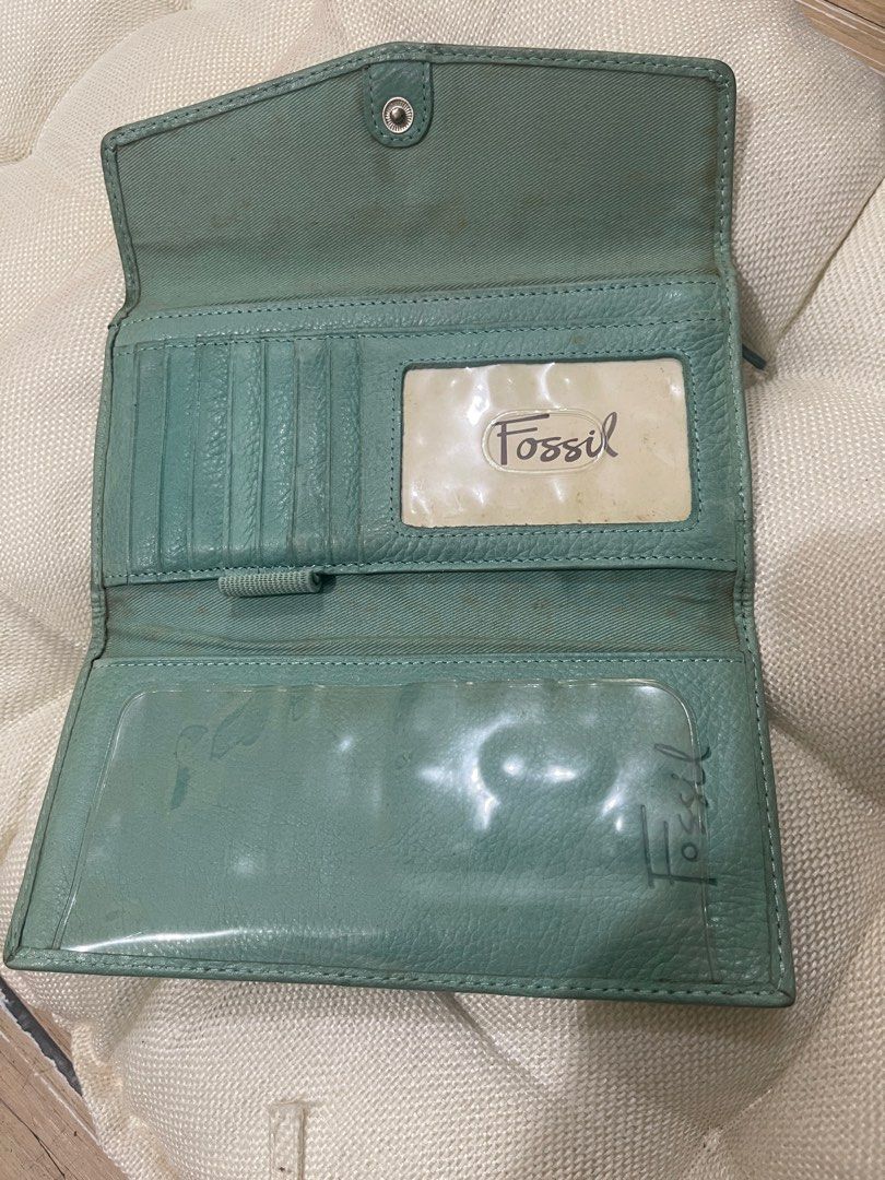 Pre loved Fossil Wallet (Category: Wallets & Card holders) located in Manila. Submitted by vanitynook (Listing ID 1321959432, Image 2). Description: .