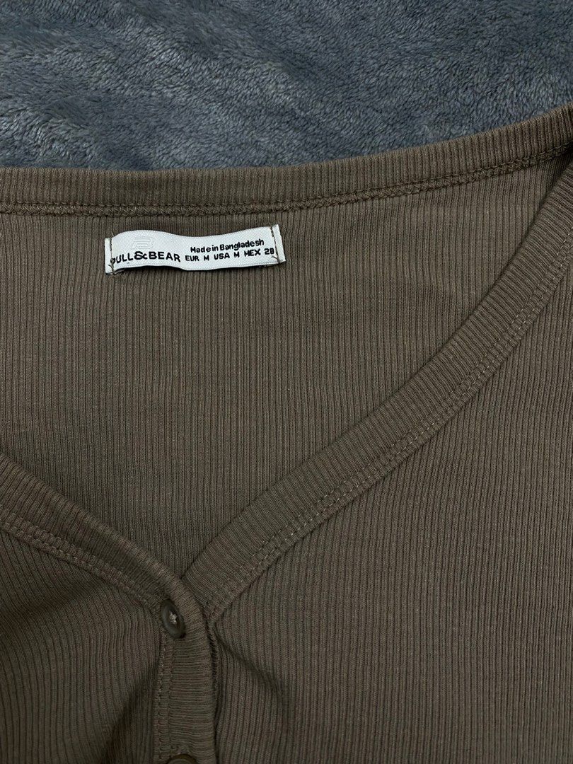 Pull&Bear cardigan (Category: Longsleeves) located in Manila. Submitted by preloved_patch (Listing ID 1321979280, Image 1). Description: Pull&Bear cropped cardigan - can fit small to medium frames - fabric is nice - used once Rfs: decluttering.