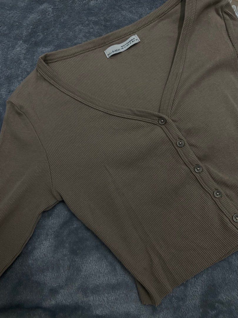 Pull&Bear cardigan (Category: Longsleeves) located in Manila. Submitted by preloved_patch (Listing ID 1321979280, Image 2). Description: Pull&Bear cropped cardigan - can fit small to medium frames - fabric is nice - used once Rfs: decluttering.