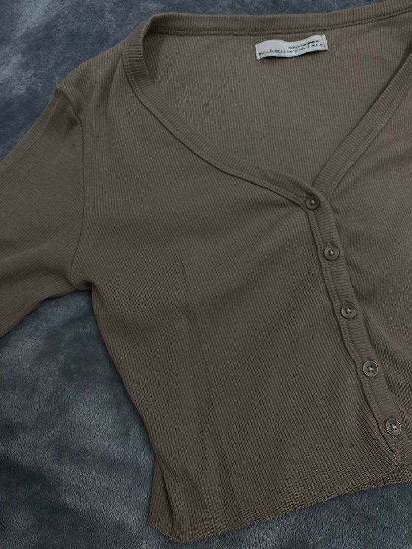 Pull&Bear cardigan (Category: Longsleeves) located in Manila. Submitted by preloved_patch (Listing ID 1321979280, Image 3). Description: Pull&Bear cropped cardigan - can fit small to medium frames - fabric is nice - used once Rfs: decluttering.