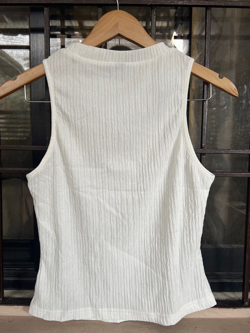 SHEIN sleeveless plain white blouse size M (Category: Sleeveless) located in Caloocan City. Submitted by japigo (Listing ID 1321865011, Image 2). Description: SHEIN sleeveless type blouse.