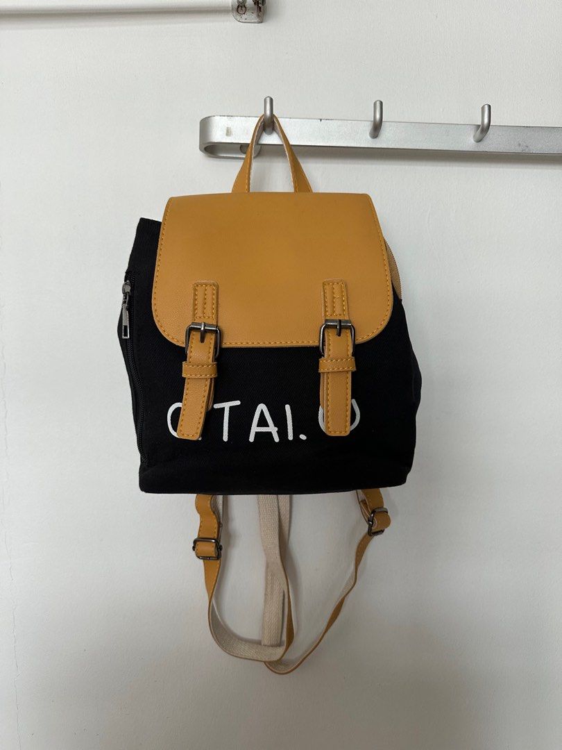 Small backpack (Category: Backpacks) located in Singapore. Submitted by XxuannieX (Listing ID 1321897061, Image 3). Description: Zipper in good working conditions. Able to provide video to show the 360 view :).