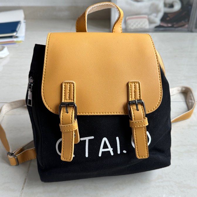 Small backpack (Category: Backpacks) located in Singapore. Submitted by XxuannieX (Listing ID 1321897061, Image 1). Description: Zipper in good working conditions. Able to provide video to show the 360 view :).