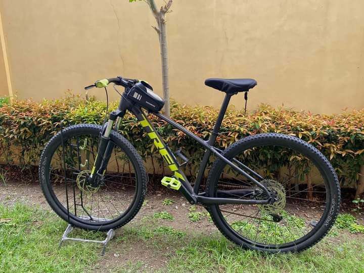 TREK MARLIN 6 29ER (MEDIUM) (Category: Bicycles) located in Pasig City. Submitted by ricoen (Listing ID 1321995788, Image 1). Description: TREK MARLIN 6 29er RUSH!!!! ₱18K ONLY MGA SIR FRESH PA YAN👌👌💯 STILL NEGOTIABLE 👌 Alloy Frame M 29er • Fork Suntour XCT 30 Lock out • Crank Generic • RD Deore M5100 1x10 speed •SHIFTER Deore 10s • Brakeset Tektro Hydraulic • Quick Release/ • Alloy Hubs, Alloy rim, alloy Spokes • XR2 COMP tires 29ER • Bontra