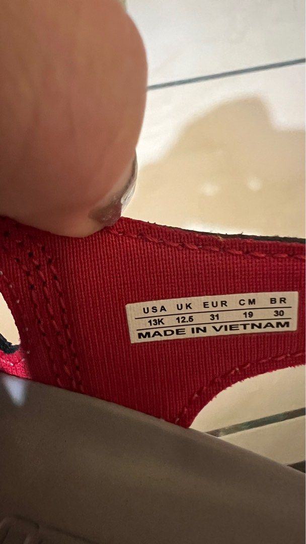 UNDER ARMOUR SHOES SLIPPPER (Category: Babies & Kids Fashion) located in Manila. Submitted by stringkits (Listing ID 1322013306, Image 3). Description: ALMOST NEW NO BOX SIZE USA 13K .