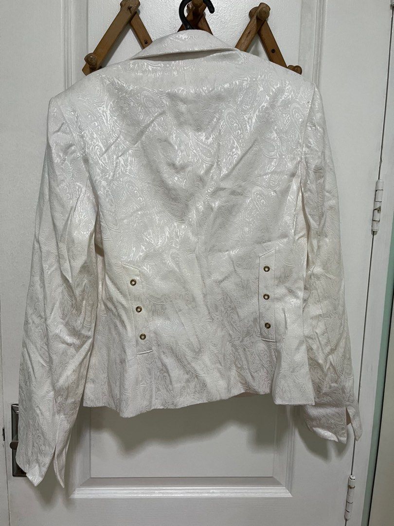 White Printed Blazer (Category: Coats, Jackets and Outerwear) located in Marikina City. Submitted by relocatingitems (Listing ID 1321906492, Image 3). Description: Good for events RFS: Decluttering.