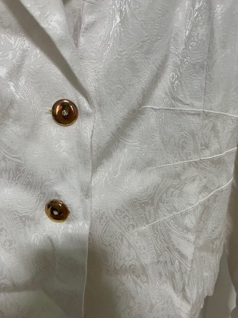 White Printed Blazer (Category: Coats, Jackets and Outerwear) located in Marikina City. Submitted by relocatingitems (Listing ID 1321906492, Image 2). Description: Good for events RFS: Decluttering.