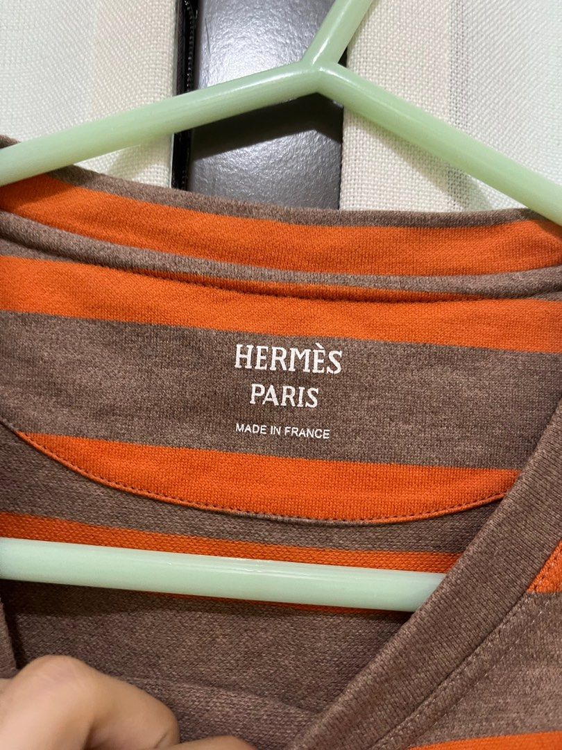 Hermes （分類：服裝）位於 Hong Kong。 由 lovesmile33 提交（商品編號 1322120021，圖片 3）。簡介： 🈹 真品 質地柔軟舒適 簡單又好睇 。
