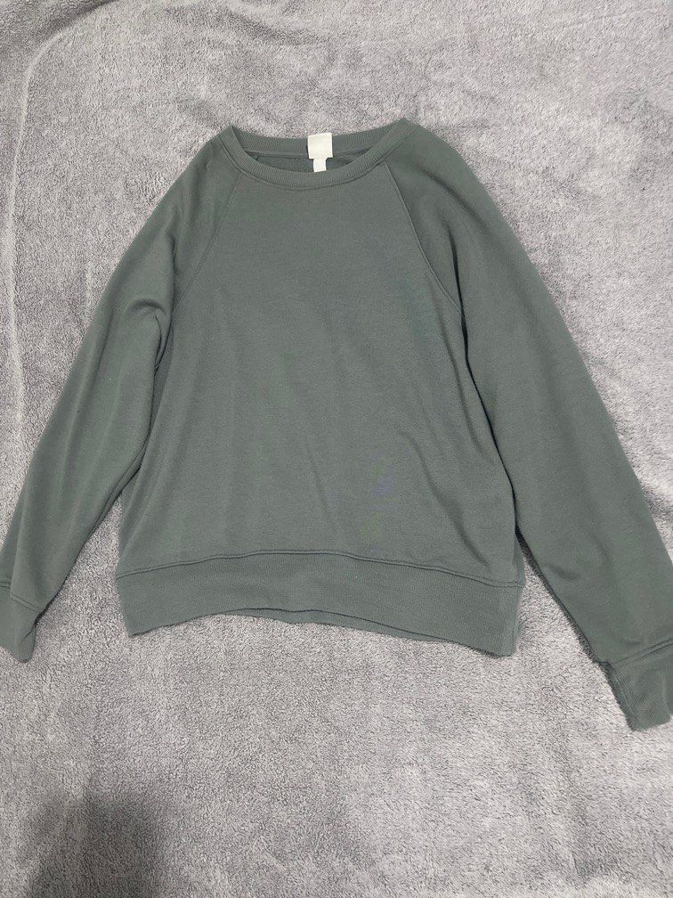 H&M Basic Long Sleeves (Category: Longsleeves) located in Manila. Submitted by mitochondriaa (Listing ID 1322182794, Image 1). Description: -Can pm me for a try-on -Can do meet-ups (Taft, Manila) - Feel free to DM for questions - Price is negotiable (if getting multiple items) .