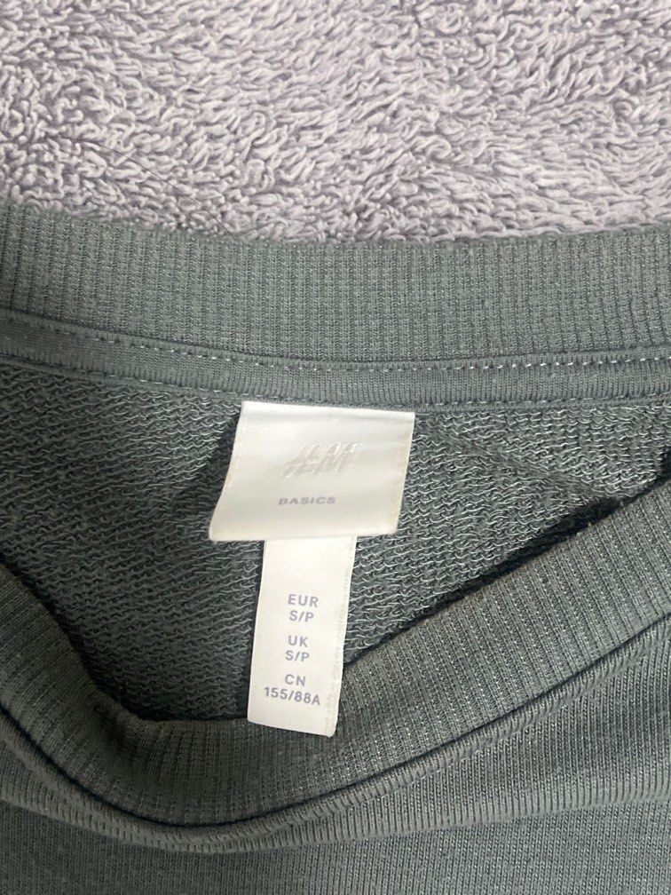 H&M Basic Long Sleeves (Category: Longsleeves) located in Manila. Submitted by mitochondriaa (Listing ID 1322182794, Image 2). Description: -Can pm me for a try-on -Can do meet-ups (Taft, Manila) - Feel free to DM for questions - Price is negotiable (if getting multiple items) .