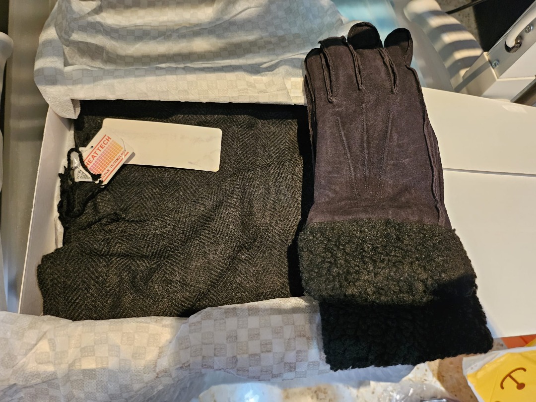 H&M HeatTECH Scarf & Gloves Set in Gift Box, Women's Fashion, Watches ...
