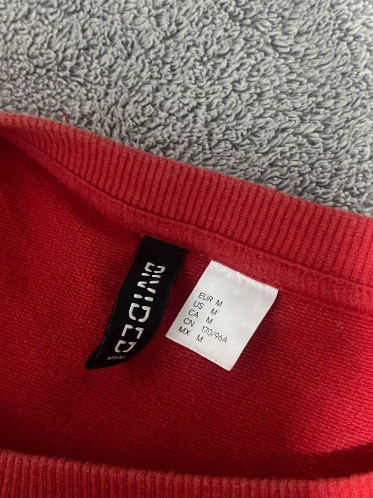 H&M Manhattan Sweater (Category: Longsleeves) located in Manila. Submitted by mitochondriaa (Listing ID 1322180925, Image 2). Description: -Can pm me for a try-on -Can do meet-ups (Taft, Manila) - Feel free to DM for questions - Price is negotiable (if getting multiple items) .