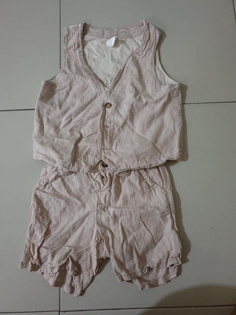 H&M vest and shorts terno (Category: Babies & Kids Fashion) located in Rosales. Submitted by k.dee (Listing ID 1322137393, Image 1). Description: .