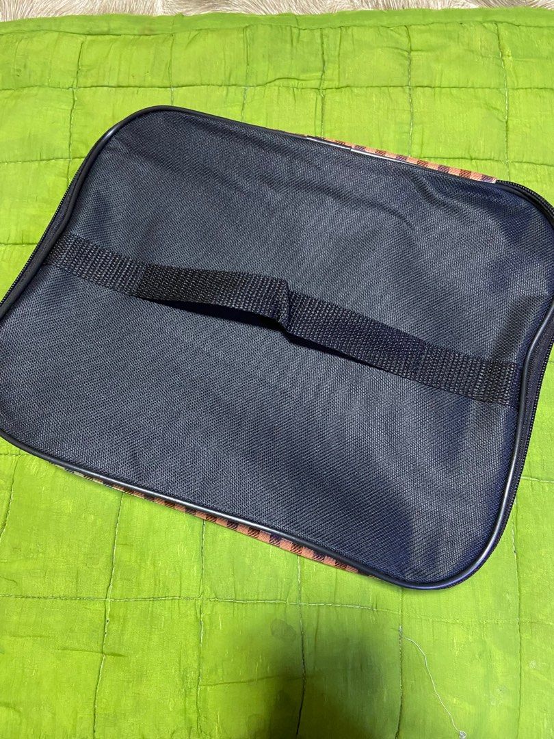 Thermal Lunch Bag (Big size) (Category: Food Organization & Storage) located in Paranaque City. Submitted by rrrr_ocampo (Listing ID 1322079336, Image 1). Description: 1 New thermal lunch bag. Bought it in tiktok shop before the school year started kaya lang wrong size ang pinadala ng seller. Too big para sa baunan ng anak ko so hindi nagamit. Rfs: need funds. Delivery fee or shipping fee will be shouldered but the buyer..