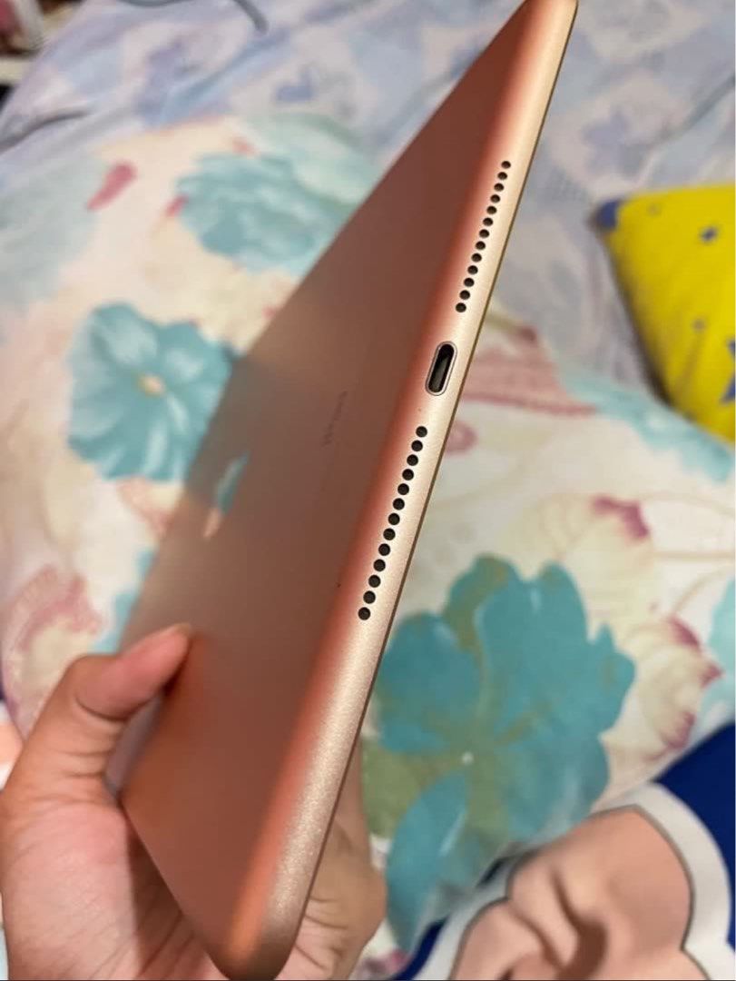 IPAD 6TH GENERATION 32GB (Category: iPad) located in Quezon City. Submitted by beebadooju (Listing ID 1322137345, Image 3). Description: 🧉 Please read all the details: ipad 6th generation 32gb 🧉 Inclusions: unit, cases, goojodoq pen (box is nasa province po) 🧉 Refurbished unit: No 🧉 flaws: May shadows po sa side i think since hindi siya nagagamit kaya siguro nagka ganon and sakit din ng series 🧉 Item location: quezon city 🧉 Payment method: 