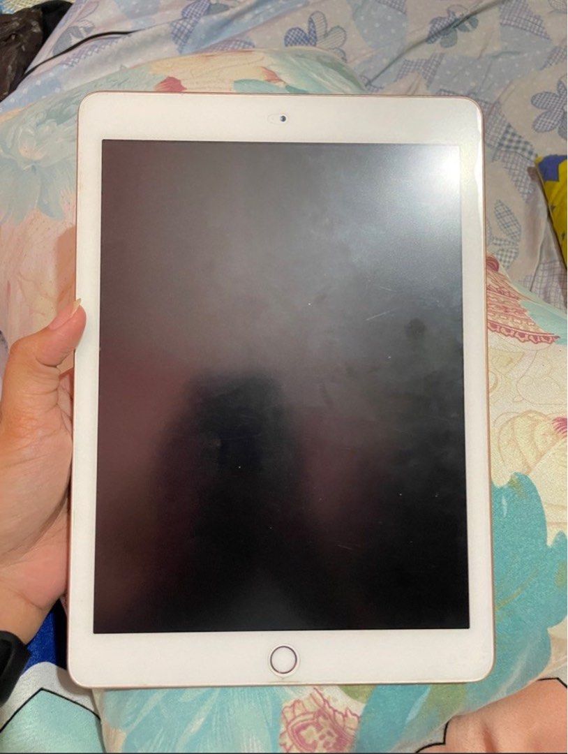 IPAD 6TH GENERATION 32GB (Category: iPad) located in Quezon City. Submitted by beebadooju (Listing ID 1322137345, Image 2). Description: 🧉 Please read all the details: ipad 6th generation 32gb 🧉 Inclusions: unit, cases, goojodoq pen (box is nasa province po) 🧉 Refurbished unit: No 🧉 flaws: May shadows po sa side i think since hindi siya nagagamit kaya siguro nagka ganon and sakit din ng series 🧉 Item location: quezon city 🧉 Payment method: 