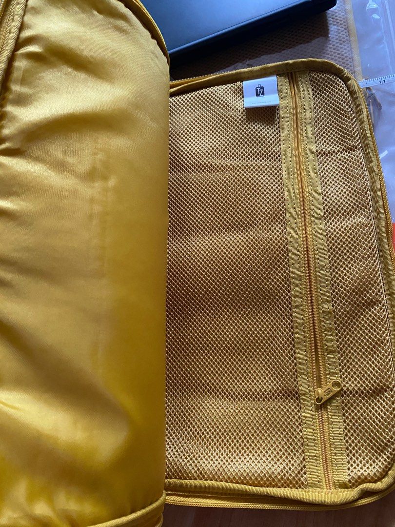 Laptop/Notebook Pouch (Category: Laptop Bags & Sleeves) located in Quezon City. Submitted by missy_mom (Listing ID 1322036714, Image 3). Description: Air mesh fabric, light, padded inside, with zipper pocket.