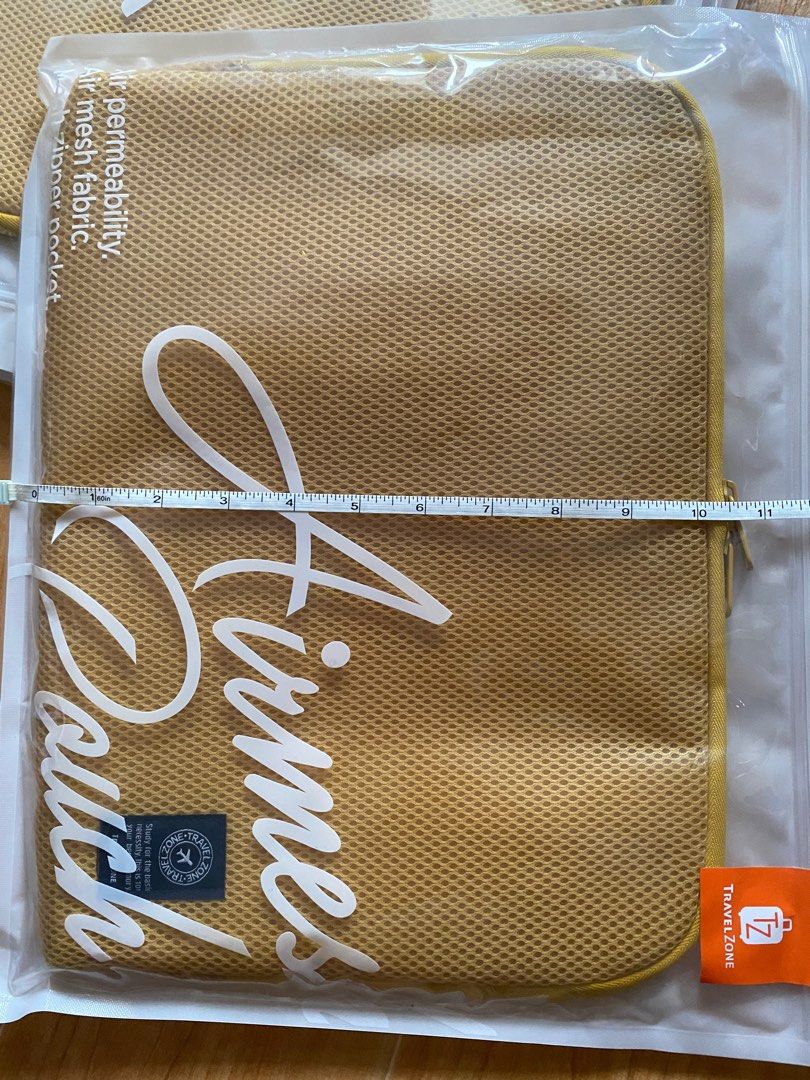 Laptop/Notebook Pouch (Category: Laptop Bags & Sleeves) located in Quezon City. Submitted by missy_mom (Listing ID 1322036714, Image 2). Description: Air mesh fabric, light, padded inside, with zipper pocket.