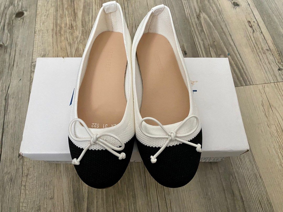 Meet my Feet flats Size 31 (Category: Babies & Kids Fashion) located in Calamba. Submitted by stellarstuffandshop (Listing ID 1322060598, Image 1). Description: Bnew with box, no flaws Size 31, approx 19-20cm Ideally for 7-9y.o. LP posted, pm if interested .