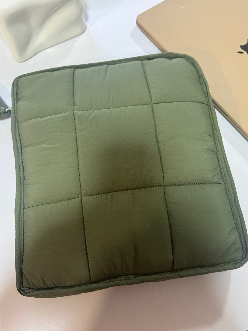 Patchwork Laptop Sleeve (Category: Purses & Pouches) located in Singapore. Submitted by 4autumn (Listing ID 1322158662, Image 2). Description: Bought at Mori’s booth at MBS for $46 last weekend and the lady told me can fit my 15” laptop BUT I TRIED THIS MORNING AND CNNT FIT WTH 😢.