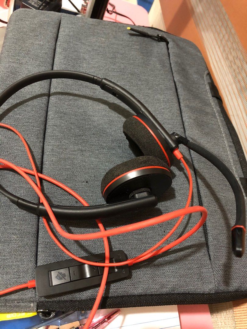 Plantronics Blackwire C3220 Wired Headset (Category: Headphones & Headsets) located in Valenzuela. Submitted by pattyburgrr (Listing ID 1322049183, Image 2). Description: Noise cancelling, very crisp audio Very good for WFH Used for only a few times Foam sa mismong headphones medyo may fall out na kasi matagal naka stocked 📍Valenzuela City .