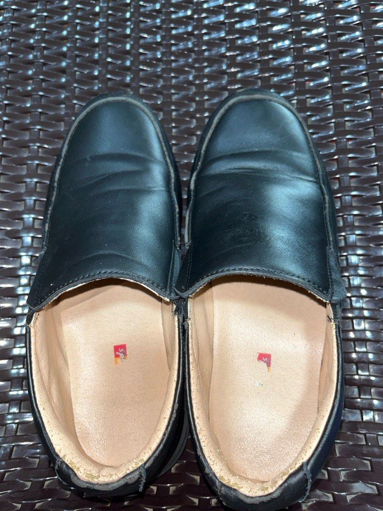 RUSTY LOPEZ Black Leather Shoes 37 (Category: Babies & Kids Fashion) located in Cainta. Submitted by Heart_Caladium (Listing ID 1322134121, Image 1). Description: Rusty Lopez Black Leather School Shoes Size 37 boys Gamit ng anak ko sa school for 1 yr RFS: Di na kasya/ outgrown Flaws: Pls see pic (insole nawawala sa pwesto, rubs sa back part and outer front part) Pwede maghaggle .