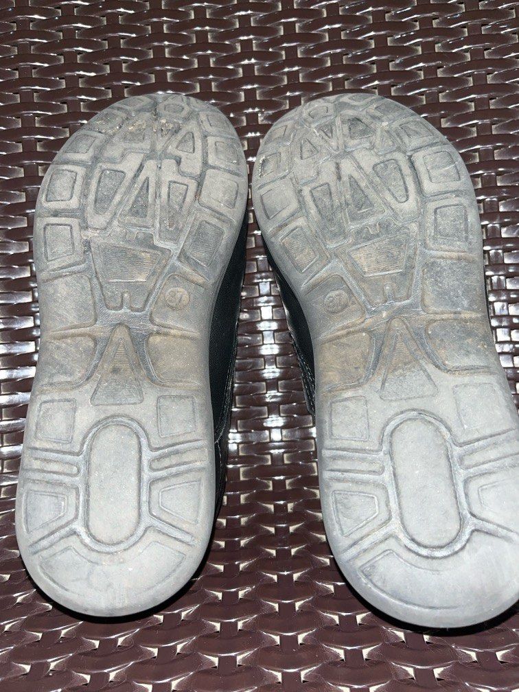 RUSTY LOPEZ Black Leather Shoes 37 (Category: Babies & Kids Fashion) located in Cainta. Submitted by Heart_Caladium (Listing ID 1322134121, Image 2). Description: Rusty Lopez Black Leather School Shoes Size 37 boys Gamit ng anak ko sa school for 1 yr RFS: Di na kasya/ outgrown Flaws: Pls see pic (insole nawawala sa pwesto, rubs sa back part and outer front part) Pwede maghaggle .