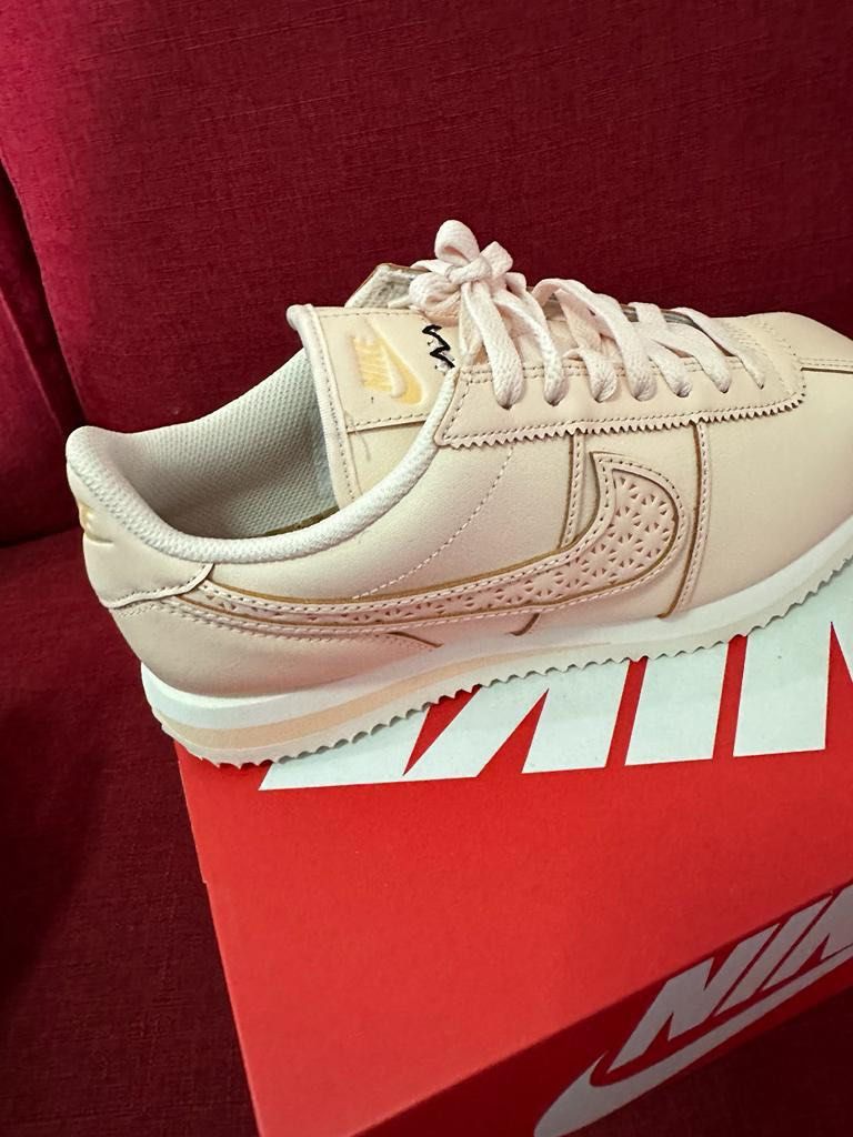 US7 Nike Cortez Women
