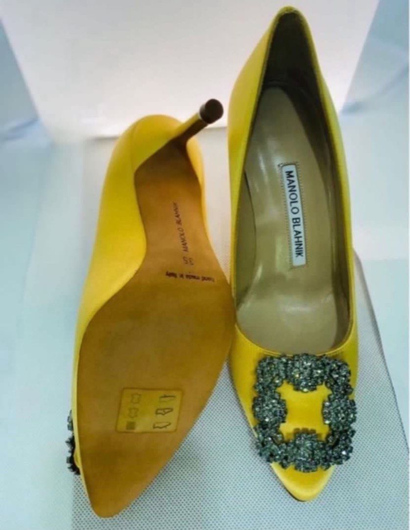 Yellow Manolo Blahnik Hangisi 105mm buckle-embellished satin