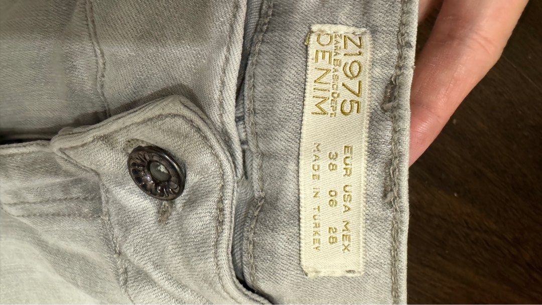 Zara light gray skinny jeans (Category: Jeans) located in Cavite. Submitted by silvercarousel15 (Listing ID 1322049591, Image 3). Description: Slightly streachable. In excellent used condition. Length -35.5 inches Waist - 28 inches.