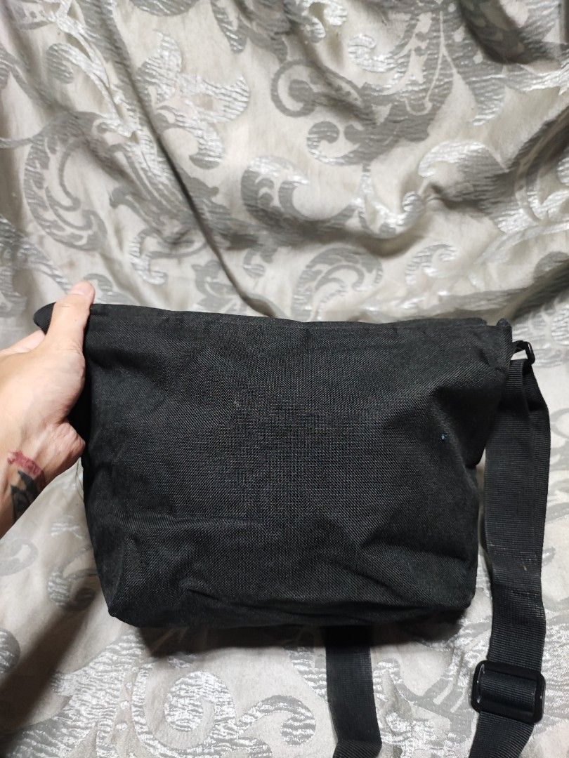 Anello sling bag (Category: Camera Bags & Carriers) located in Baguio. Submitted by jayrgijc52758 (Listing ID 1322234204, Image 3). Description: Anello sling bag Small size In very good condition No flaws 500.