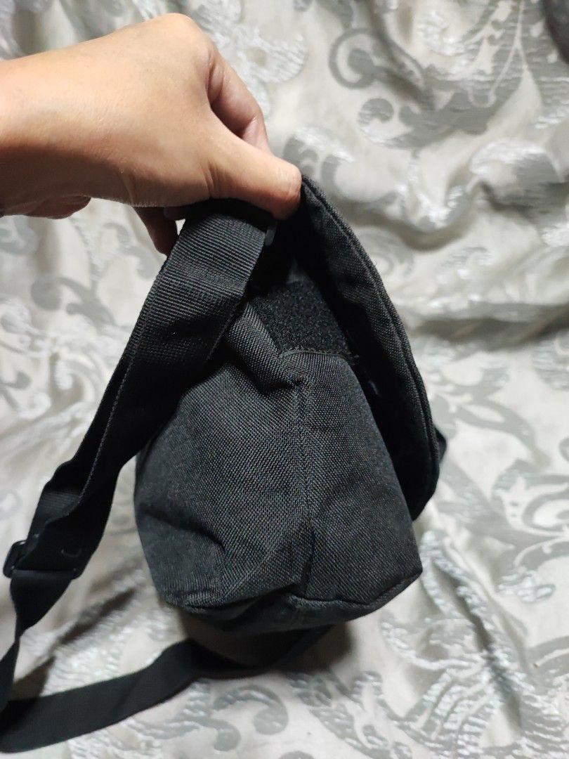 Anello sling bag (Category: Camera Bags & Carriers) located in Baguio. Submitted by jayrgijc52758 (Listing ID 1322234204, Image 2). Description: Anello sling bag Small size In very good condition No flaws 500.